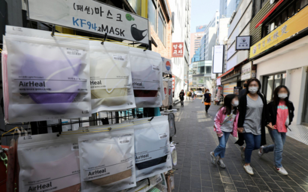 ▲ 실외마스크 착용 해제를 하루 앞둔 1일 오전 서울 중구 명동 거리에서 시민들이 마스크를 쓰고 이동하고 있다. (뉴시스)