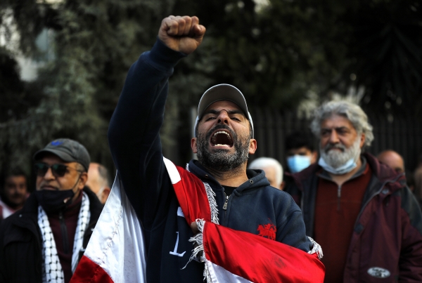 ▲레바논 베이루트에서 3월 19일 시민들이 소비자물가 상승에 항의하는 시위를 벌이고 있다. 베이루트/AP뉴시스
