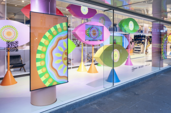 ▲영국 런던의 더콘란샵 첼시점의 쇼윈도에 LG 올레드 에보가 디지털아트 작품과 함께 설치돼 있는 모습.  (사진제공=LG전자)