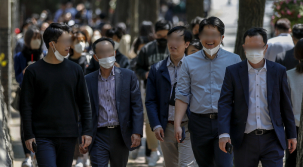 ▲실외 마스크 착용 의무화가 해제된 2일 오전 서울 중구 정동길에서 마스크를 벗은 시민들이 이동하고 있다.  (뉴시스)