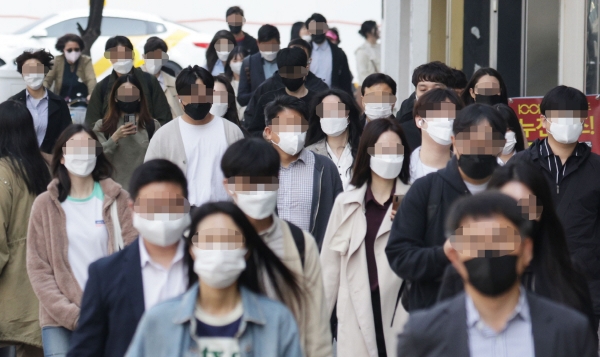 ▲(연합뉴스) 2일 오전 서울 여의도역 인근에서 직장인들이 마스크를 쓰고 출근하고 있다.
