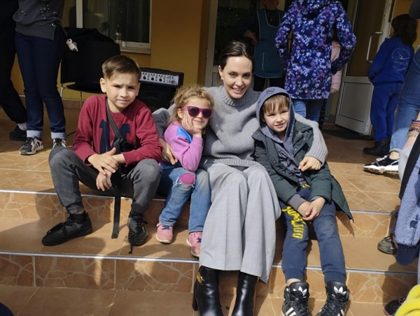 ▲지난달 30일 우크라이나 르비우를 방문한 안젤리나 졸리가 난민 아이들과 사진을 촬영하고 있다. (뉴시스/AP)
