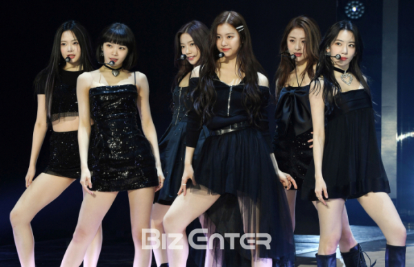 ▲그룹 르세라핌이 2일 서울 장충체육관에서 열린 미디어 쇼케이스에서 타이틀곡 'FEARLESS' 무대를 선보이고 있다.(비즈엔터DB)