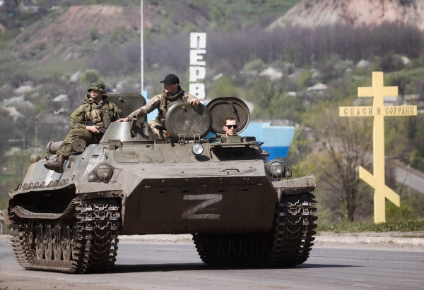 ▲우크라이나 루간스크에서 지난달 26일 자칭 루간스크인민공화국 병력이 장갑차를 타고 이동하고 있다. 루간스크/타스연합뉴스
