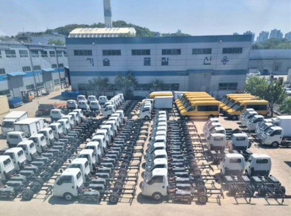 ▲EV수성 인천 공장 앞 차량 야적장에 상용 전기차들이 출고를 위해 마지막 점검을 받고 있다. (자료 = EV수성)