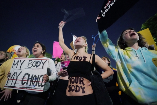 ▲3일(현지시간) 낙태 옹호론자들이 미국 워싱턴DC 연방대법원 앞에서 시위하고 있다. (연합뉴스/AP)
