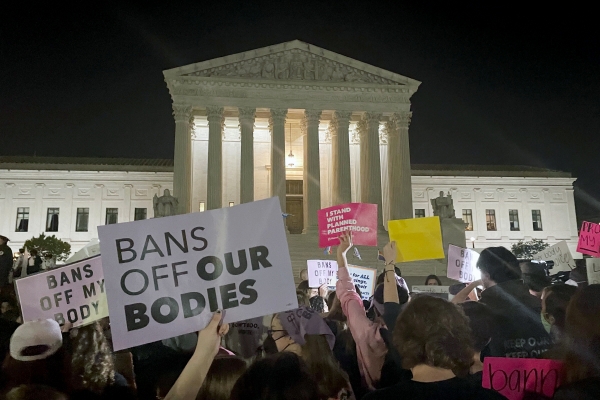 ▲3일(현지시간) 낙태 옹호론자들이 미국 워싱턴DC 연방대법원 앞에서 시위하고 있다. (연합뉴스/AP)
