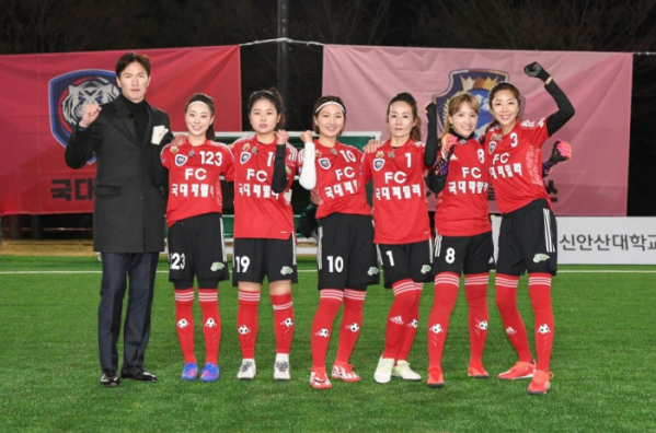 ▲'골 때리는 그녀들' FC 국대패밀리 조재진 감독과 선수들(사진제공=SBS)
