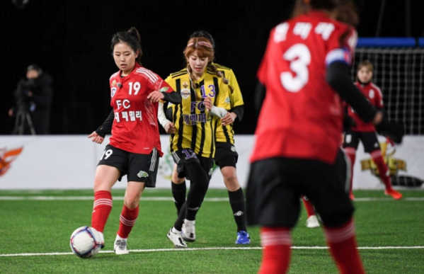 ▲볼 경합을 펼치는 FC 국대패밀리 이정은과 FC 개벤져스 김승혜(사진제공=SBS)