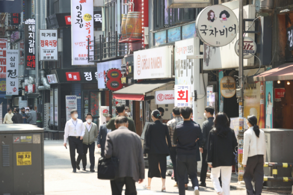 ▲지난달 19일 서울 종로구의 한 식당가에서 시민들이 걷는 모습.  (연합뉴스)