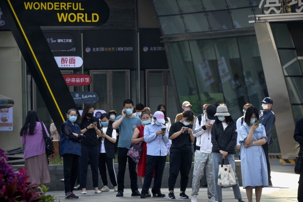 ▲중국 베이징에서 5일 사람들이 신종 코로나바이러스 감염증(코로나19) 검사를 받기 위해 줄 서 있다. 베이징/AP연합뉴스 
