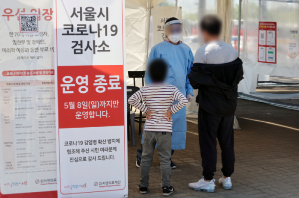 ▲어린이날인 5일 서울 마포구 월드컵공원 평화광장에 마련된 코로나19 임시 선별검사소에서 검사를 받으려는 시민들이 이동하고 있다.  (연합뉴스)