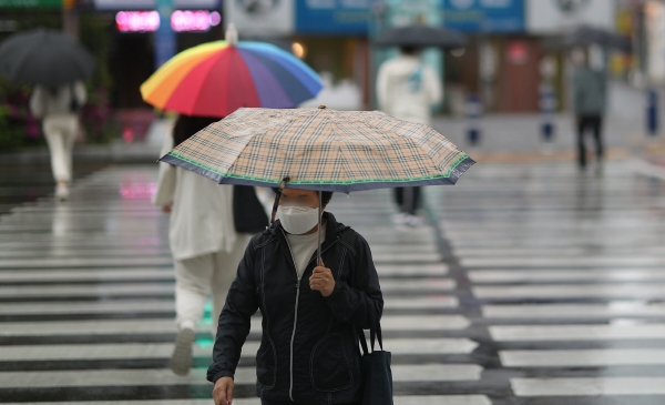 ▲(연합뉴스) 우산을 쓴 시민이 4월 26일 오후 경남 창원시 성산구 용호동 일대를 이동하고 있다.
