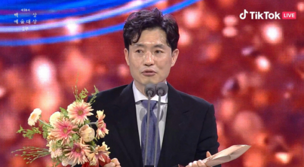 ▲'모가디슈' 류승완 감독(사진=틱톡 생중계 화면)