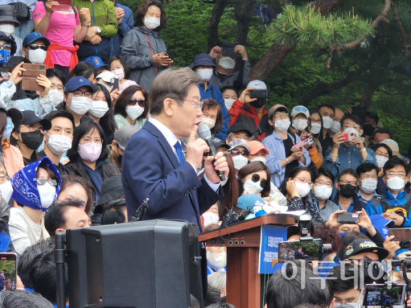 ▲인천 계양을 국회의원 보궐선거에 나서는 더불어민주당 이재명 전 경기지사가 8일 인천 계양산 야외공연장에서 열린 출마 선언 기자회견에서 지지를 호소하고 있다.  (인천=유혜림 기자 @wiseforest )