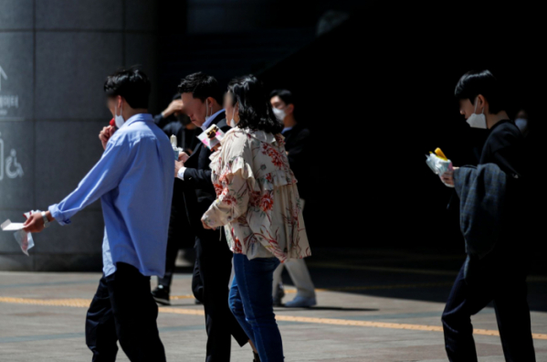 ▲실외 마스크 착용 의무화 해제 둘째날인 3일 오후 서울 용산구 용산역에서 마스크를 벗은 시민들이 이동하고 있다. (뉴시스)