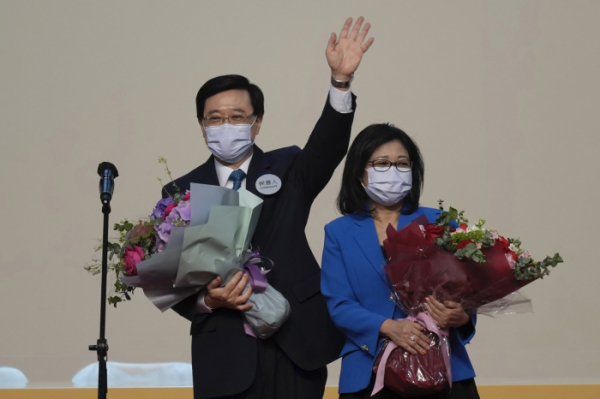 ▲존 리 홍콩 행정장관 당선인이 8일 선거 승리를 선언하고 부인과 함께 꽃다발을 들고 지지자들에게 손을 흔들고 있다. 홍콩/AP뉴시스