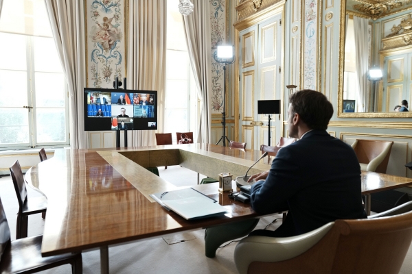 ▲에마뉘엘 마크롱 프랑스 대통령이 8일(현지시간) 주요 7개국(G7) 정상들과 화상회의를 하고 있다. 파리/AP뉴시스
