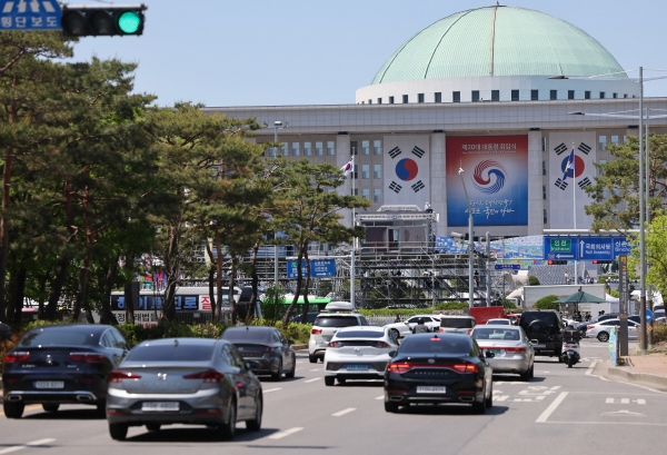 ▲(연합뉴스) 제20대 대통령 취임식을 하루 앞둔 9일 서울 여의도 의사당대로를 차량들이 지나고 있다.

