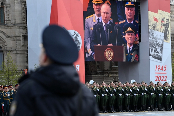 ▲러시아 모스크바 ‘붉은 광장’에서 9일(현지시간) 열린 2차 세계대전 승전기념일(전승절) 열병식에서 블라디미르 푸틴 대통령이 연설하는 장면이 대형 화면에 비치고 있다. 모스크바/AFP연합뉴스
