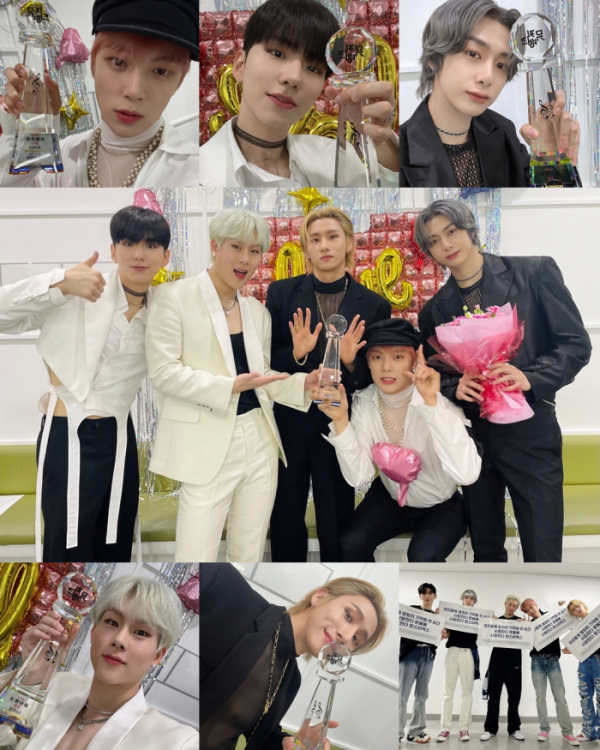 ▲몬스타엑스 트로피인증샷(사진제공=스타쉽엔터테인먼트)