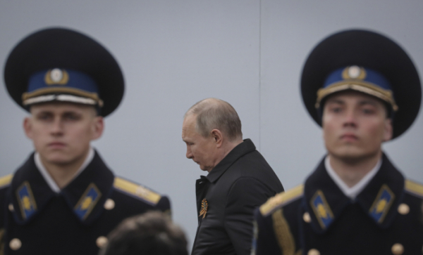 ▲블라디미르 푸틴 러시아 대통령이 2022년 5월 9일 러시아 모스크바에서 열린 전승절 열병식에 참석하기 위해 붉은 광장으로 들어서고 있다.  (EPA연합뉴스)