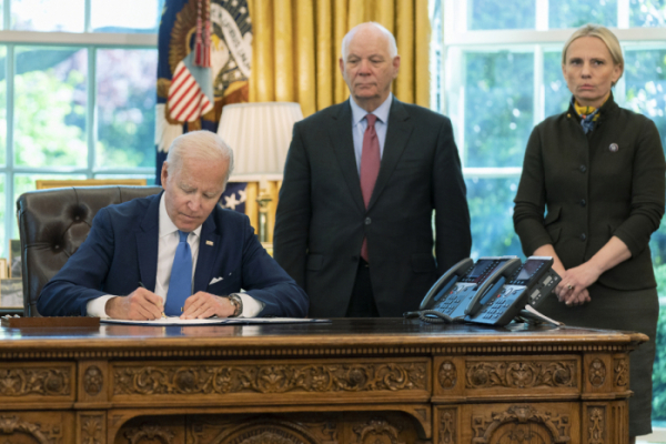 ▲조 바이든 미국 대통령이 9일(현지시간) 백악관에서 우크라이나 출신 의원들이 지켜보는 가운데 무기대여법 개정안에 서명하고 있다. 워싱턴D.C/AP뉴시스