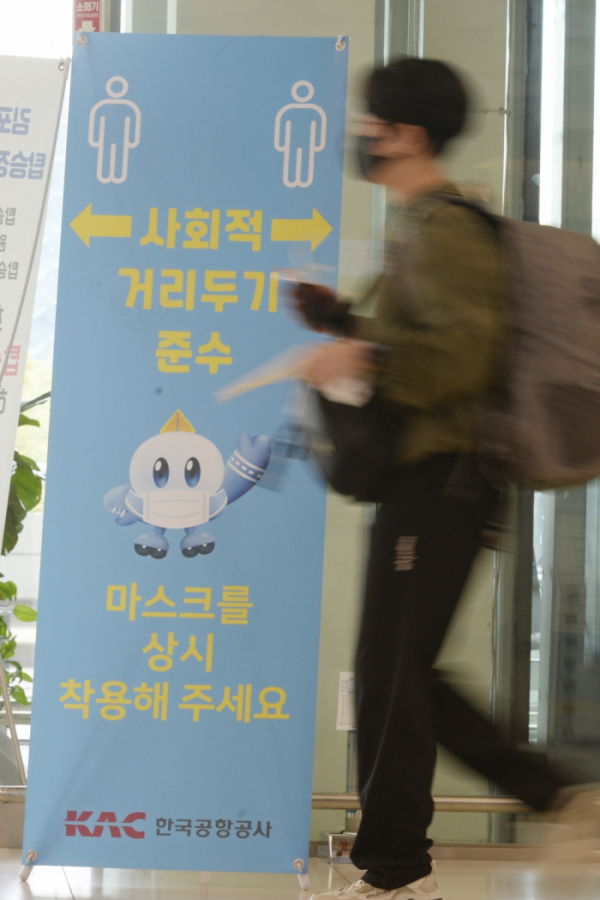 ▲서울 김포공항 국내선 청사에 마스크 착용 안내 배너가 놓여있다. (이투데이DB)