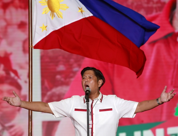 ▲마르코스 페르디난드 주니어 필리핀 대선 후보가 7일 마닐라에서 연설하고 있다. 마닐라/EPA연합뉴스
