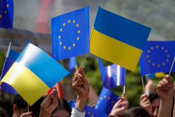 ▲9일(현지시간) 벨기에 브뤼셀에서 우크라이나 전쟁 종식을 기원하며 열린 유럽의 날 행사에서 사람들이 유럽연합(EU) 깃발과 우크라이나 국기를 흔들고 있다. 브뤼셀/EPA연합뉴스