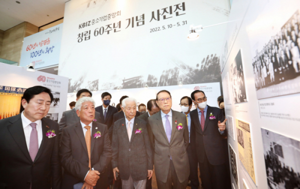 ▲중소기업중앙회가 창립 60주년을 맞아 10일 여의도 중기중앙회 1층 로비에서 ‘60년의 발걸음, 100년의 희망’을 주제로 사진전 개막식을 개최했다.  (사진제공=중소기업중앙회)