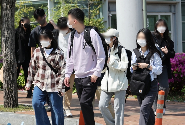 ▲(연합뉴스) 2일 서울 관악구 서울대학교에서 마스크를 쓴 학생들이 이동하고 있다.
