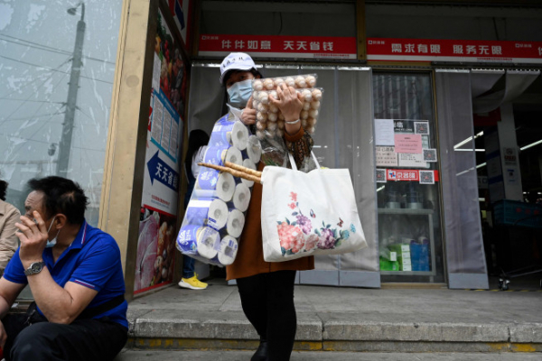 ▲4월 25일 중국 베이징에서 한 시민이 음식과 생필품을 사서 나오고 있다. 베이징/AFP연합뉴스
