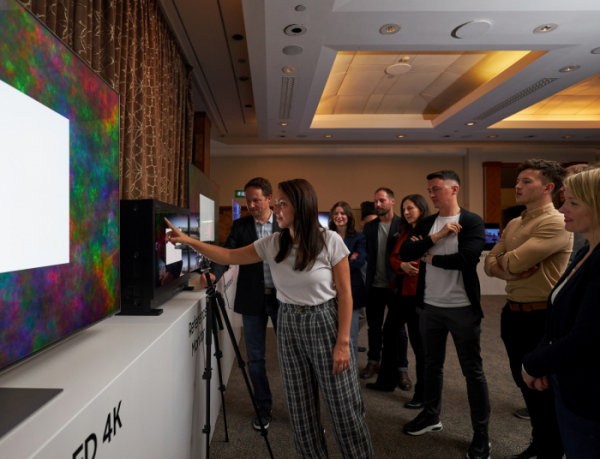 ▲영국 런던 로얄가든 호텔에서 개최된 삼성전자 유럽 테크세미나에서 참석자들이 삼성전자의 2022년형 신제품 Neo QLED 8K를 살펴보고 있다. (사진제공=삼성전자)