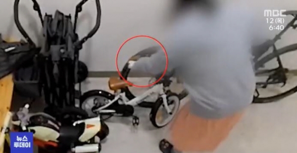 ▲A씨가 분비물이 묻은 휴지로 위층 주민의 아이용 자전거를 닦는 모습. (출처=MBC 뉴스 캡처)
