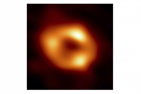 ▲태양계가 속한 우리은하의 중심부에 자리 잡은 초대질량 블랙홀 '궁수자리(Sagittarius) A*'의 실제 이미지가 12일(현지시간) 공개됐다. 워싱턴D.C./AP연합뉴스