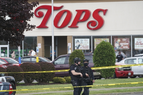 ▲미국 뉴욕주 버팔로의 한 슈퍼마켓에서 14일(현지시간) 총격 사건이 벌어져 경찰이 현장을 통제하고 있다. 버펄로/AP뉴시스
