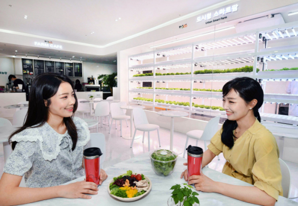 ▲홈플러스는 서울 마포구 월드컵점에 업계 최초로 도시형 스마트팜 카페 ‘팜스365’를 오픈했다 (사진=홈플러스)