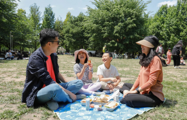 ▲DL이앤씨 직원 가족이 서울 성동구 서울숲에서 ‘아트피크닉’을 즐기고 있다. (사진제공=DL이앤씨)