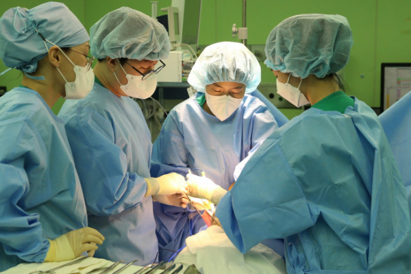 ▲서울아산병원 유방외과 이새별 교수(오른쪽에서 두 번째)가 유방암 환자를 수술하고 있다. (사진제공=서울아산병원)