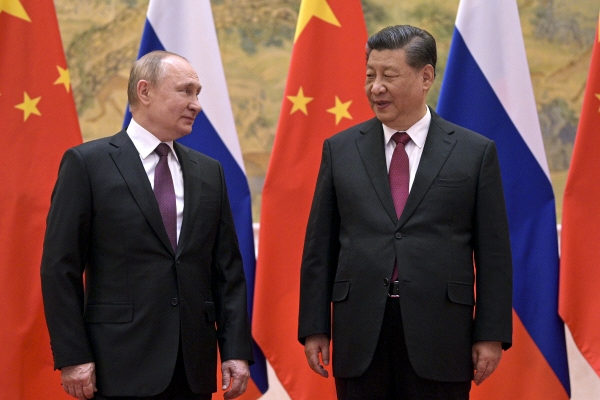 ▲2월 4일 동계올림픽 참석차 베이징에 도착한 블라디미르 푸틴 러시아 대통령(왼쪽)이 시진핑 중국 주석을 만나 기념촬영 중 이야기를 나누고 있다. (AP/뉴시스)
