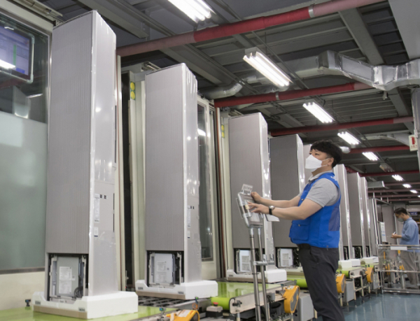 ▲삼성전자 광주사업장에서 직원들이 '비스포크 무풍에어컨 갤러리'를 생산하는 모습. (사진제공=삼성전자)