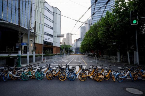 ▲중국 상하이의 한 도로가 16일 봉쇄된 채로 있는 가운데 공유 자전거들이 세워져 있다. 상하이/로이터연합뉴스