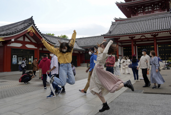 ▲2일 일본 도쿄 아사쿠사의 센소사를 찾은 관광객들이 뛰고 있다. 도쿄/EPA연합뉴스