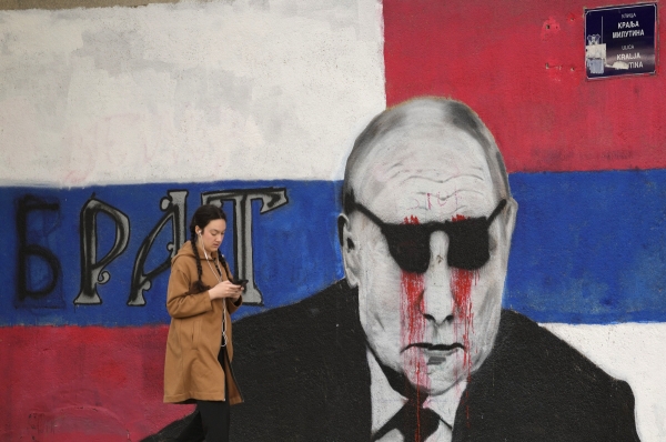 ▲세르비아 베오그라드에서 7일 시민이 블라디미르 푸틴 러시아 대통령이 그려진 벽화 옆을 지나고 있다. 베오그라드/AP뉴시스
