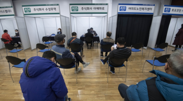 ▲2021 영등포구 취업박람회가 열린 서울 영등포구 영등포아트홀에서 구직자들이 면접 대기를 하고 있다.(이투데이DB)