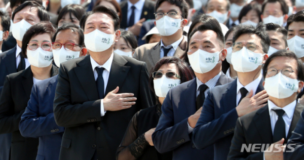 ▲[광주=뉴시스] 신대희 기자 = 윤석열 대통령이 18일 오전 광주 북구 운정동 국립5·18민주묘지에서 열린 5·18민주화운동 42주기 기념식에 참석해 국민의례를 하고 있다.  (공동취재사진)  2022.05.18. sdhdream@newsis.com