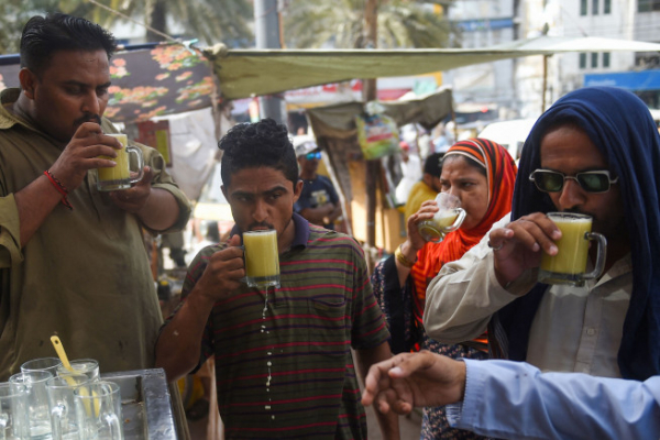 ▲17일(현지시간) 파키스탄 카라치에서 사람들이 더위를 달래기 위해 사탕수수 주스를 마시고 있다. 카라치/AFP연합뉴스