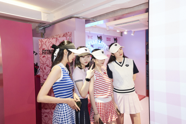 ▲왁의 '헬로키티 팝업스토어'에 방문한 고객들이 셀카를 찍고 있다.  (사진제공=코오롱FnC)
