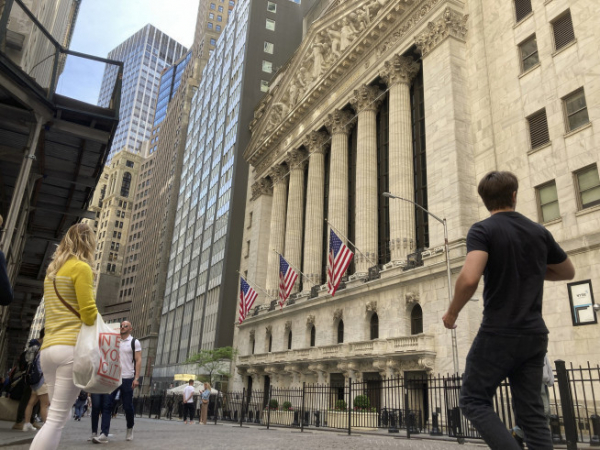 ▲18일(현지시간) 미국 뉴욕 증권거래소 앞을 시민들이 지나가고 있다. 뉴욕/AP연합뉴스